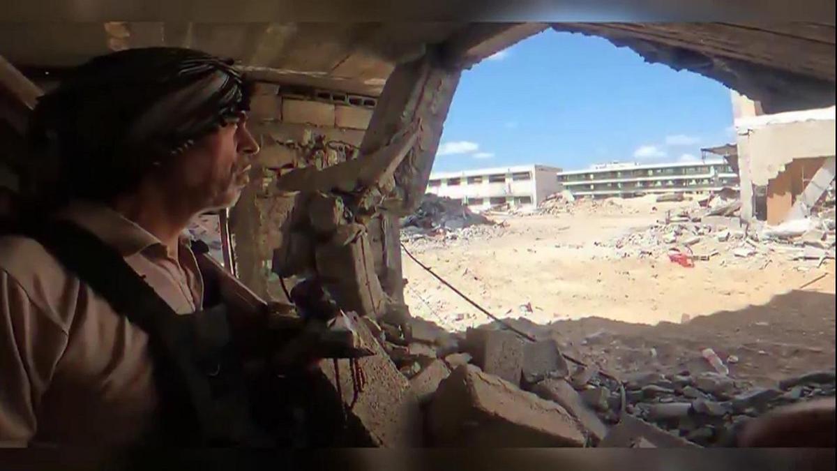 Elinde sopası, üstünde örtüsü… İşte Yahya Sinvar’ın savaş görüntüleri